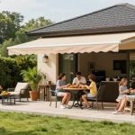 Elegante Terrassenüberdachung freistehend in einem einladenden Garten mit Familie beim Grillen.